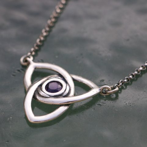 TRIQUETRA, STŘÍBRNÝ NÁHRDELNÍK S AMETYSTEM, AG 925