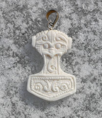 THOROVO KLADIVO, KOSTĚNÝ AMULET