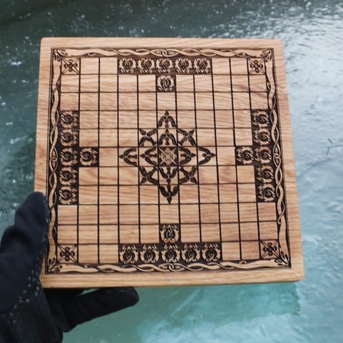 HNEFTAFL - TAFL, VIKINGSKÁ STOLNÍ HRA - HRACÍ PLOCHA