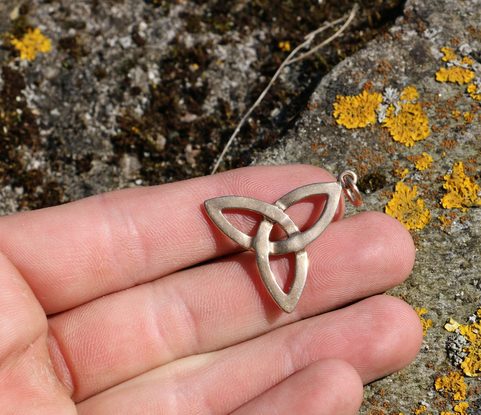 TRIQUETRA, KELTSKÝ PŘÍVĚŠEK, BRONZ