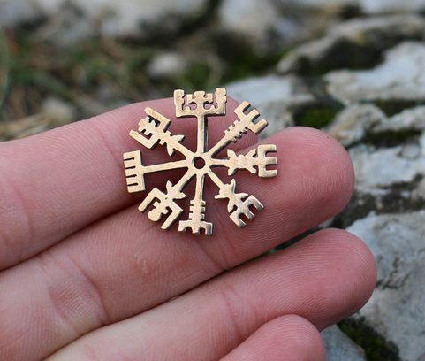 VEGVÍSIR, ISLANDSKÁ OCHRANNÁ RUNA, PŘÍVĚŠEK, BRONZ