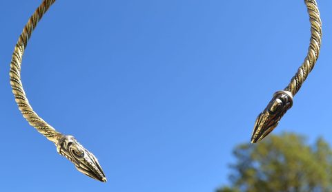 DREKI, SEVERSKÝ DRAK, MOSAZNÝ TORQUES