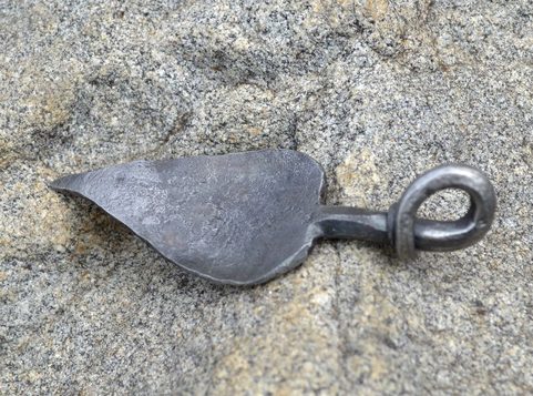 LIPOVÝ LIST - KOVANÝ AMULET