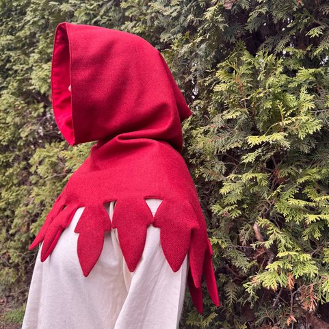 KÁPĚ STŘEDOVĚKÁ, ČERVENÁ, XV. STOLETÍ