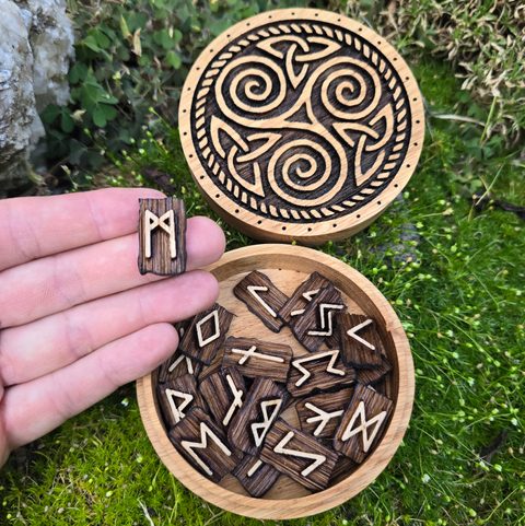 RUNY - FUTHARK S KRABIČKOU - TRISKEL