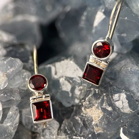 CASTELLIS, STŘÍBRNÉ NÁUŠNICE, GRANÁT, AG 925/1000