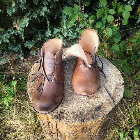 KOŽENÉ PŘEVRÁCENÉ BOTY, STŘEDOVĚK, 13. - 14. STOLETÍ