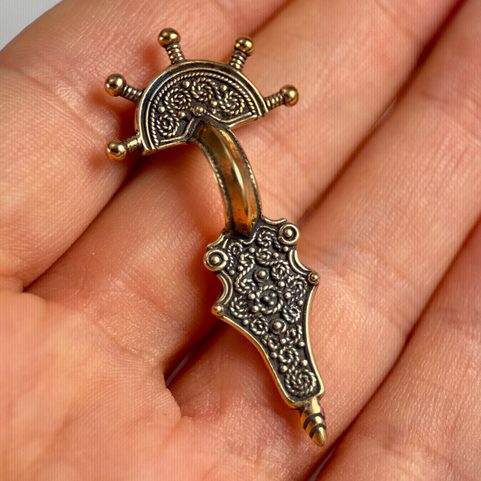 FIBULA - SLOVANSKÝ PŘÍVĚŠEK, ODLÉVANÝ GRANULOVANÝ A FILIGRÁNOVÝ ŠPERK, BRONZ