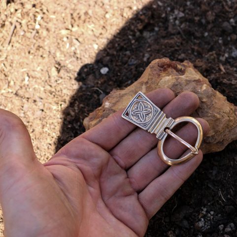 STŘEDOVĚKÁ SPONA NA OPASEK, XIV. - XV. STOLETÍ, BRONZ