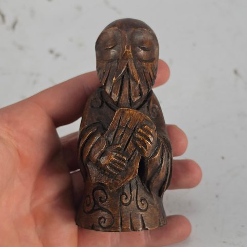 STATUETTE DE BARDE IRLANDAIS DES DAOINE SÍ