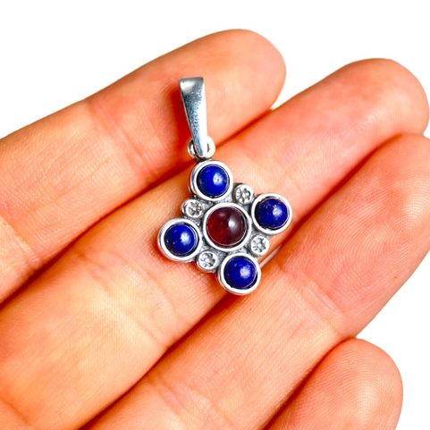 PRAGA, STŘEDOVĚKÝ STŘÍBRNÝ PŘÍVĚSEK S GRANÁTEM A LAPIS LAZULI, AG 925/1000