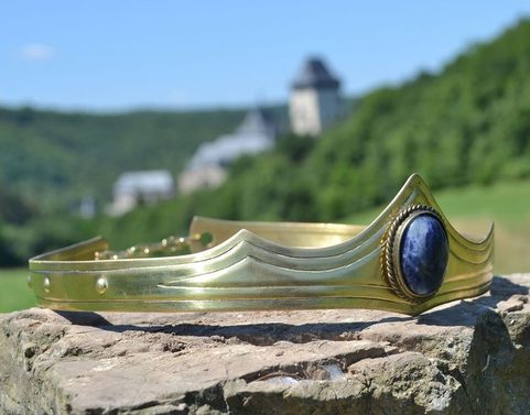GRACIA - GOTICKÁ KORUNKA, MOSAZ, SODALIT NEBO LAPIS, 1 KÁMEN