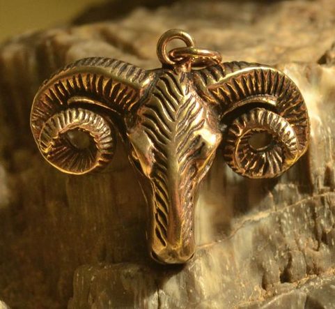 BERAN, HLAVA, BRONZOVÝ AMULET