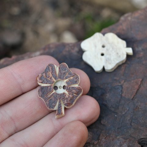 KNOFLÍK ČTYŘLÍSTEK 25,4 MM - JELENÍ PAROH