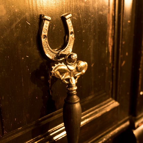 ZÁMECKÁ LŽÍCE NA BOTY, MOTIV KONĚ S PODKOVOU