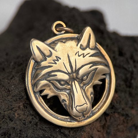 VLK - VLČÍ HLAVA V KRUHU, AMULET BRONZ