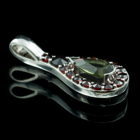 MIRNA, STŘÍBRNÝ PŘÍVĚSEK S VLTAVÍNEM A GRANÁTEM, AG 925