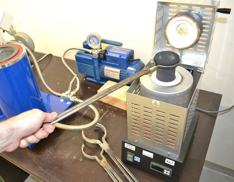 KLEŠTĚ K TAVÍCÍ PECI PRO GRAFITOVÝ KELÍMEK