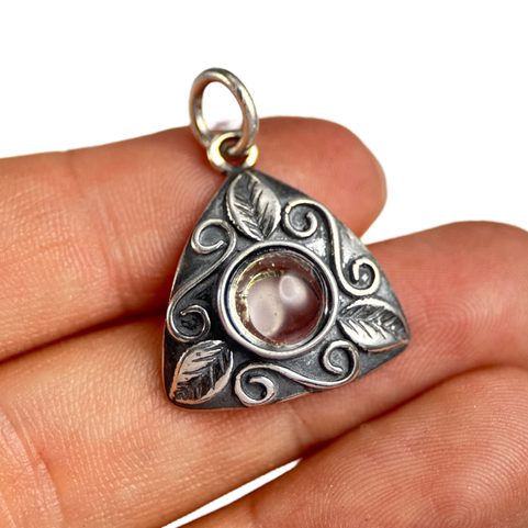 BOUDICCA, STŘÍBRNÝ PŘÍVĚSEK S KŘIŠŤÁLEM, AG 925