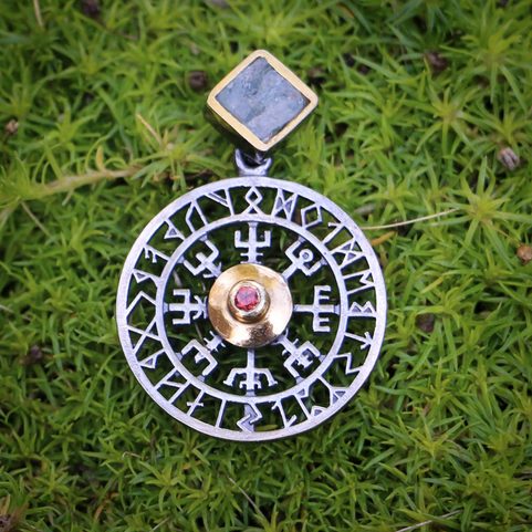 VEGVISIR - KOMPAS, ISLANDSKÁ RUNA, STŘÍBRNÝ PŘÍVĚSEK S AKVAMARINEM, AG 925