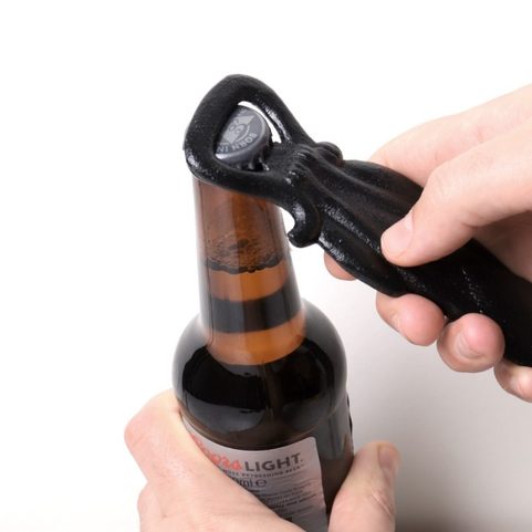 ČERNÁ KOČKA, OTVÍRÁK NA PIVO, LITÉ ŽELEZO