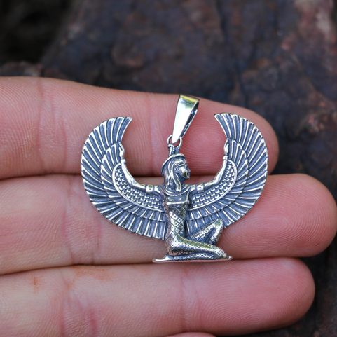 OKŘÍDLENÁ ISIS, EGYPTSKÁ BOHYNĚ, STŘÍBRNÝ PŘÍVĚSEK, AG 925