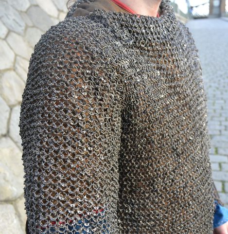 KROUŽKOVÁ KOŠILE, NÝTOVANÁ KROUŽKOVÁ ZBROJ, 8 MM, KRÁTKÝ RUKÁV, HRUDNÍK 130 CM