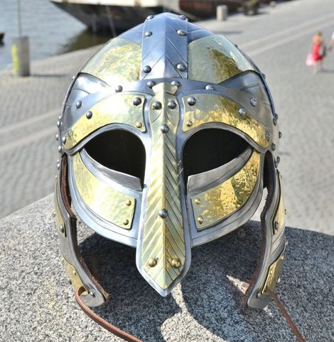 ARNGRIM, HONOSNÁ VIKINGSKÁ PŘILBA ZDOBENÁ MOSAZÍ S LÍCNICEMI