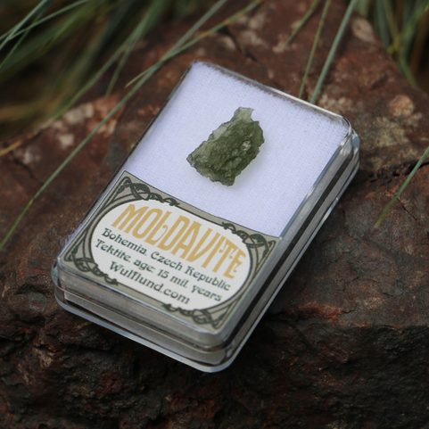 VLTAVÍN V KRABIČCE, SUROVÝ KÁMEN