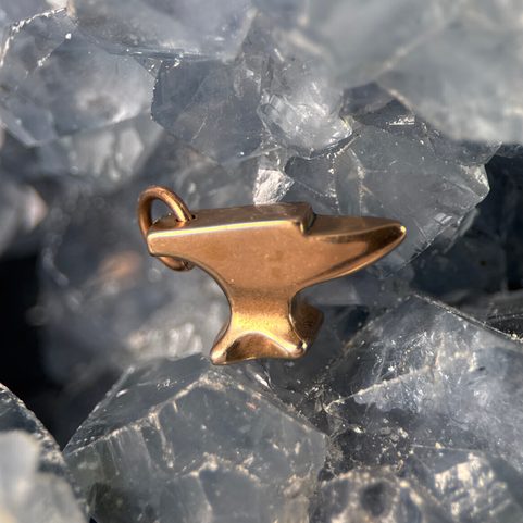 KOVADLINA, PŘÍVĚŠEK, BRONZ