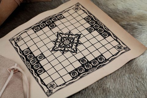 HNEFTAFL - TAFL, VIKINGSKÁ STOLNÍ HRA - HRACÍ PLOCHA A POUZDRO