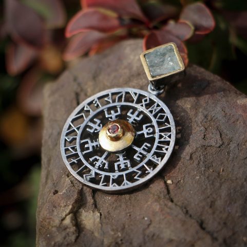 VEGVISIR - KOMPAS, ISLANDSKÁ RUNA, STŘÍBRNÝ PŘÍVĚSEK S AKVAMARINEM, AG 925