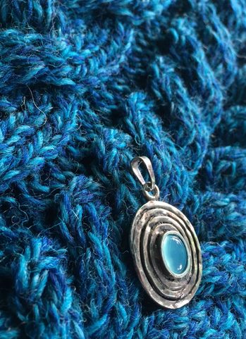 AQUARIUS, STŘÍBRNÝ PŘÍVĚSEK S MODRÝM CHALCEDONEM, AG 925