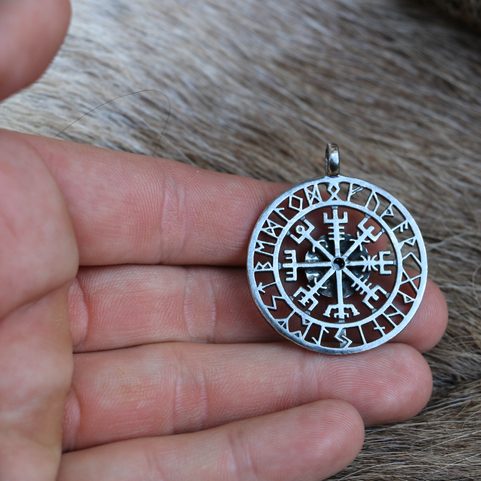 VEGVISIR - KOMPAS, ISLANDSKÁ RUNA, STŘÍBRNÝ PŘÍVĚSEK, AG 925, GRANÁT 12G