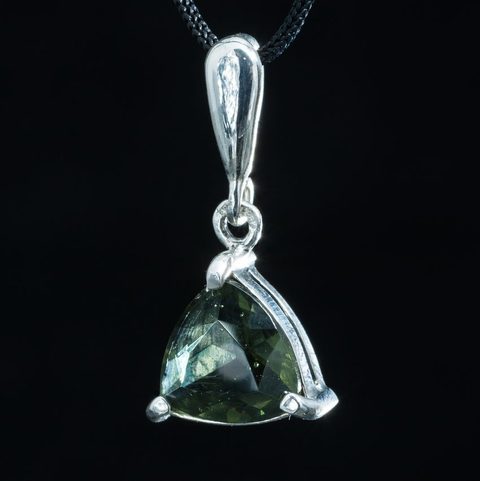 TRIANGULAR, STŘÍBRNÝ PŘÍVĚSEK S VLTAVÍNEM, AG 925