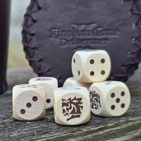 FARKLE HRACÍ KOSTKY S KELÍMKEM, KINGDOM COME: DELIVERANCE, OFICIÁLNÍ MERCH