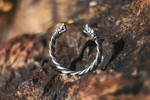 VIKINGSKÝ GOTLANDSKÝ STŘÍBRNÝ NÁRAMEK, VLCI, AG 925, 63 G
