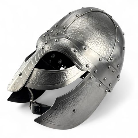 STEFNIR, VIKINGSKÁ HELMA S LÍCNICEMI