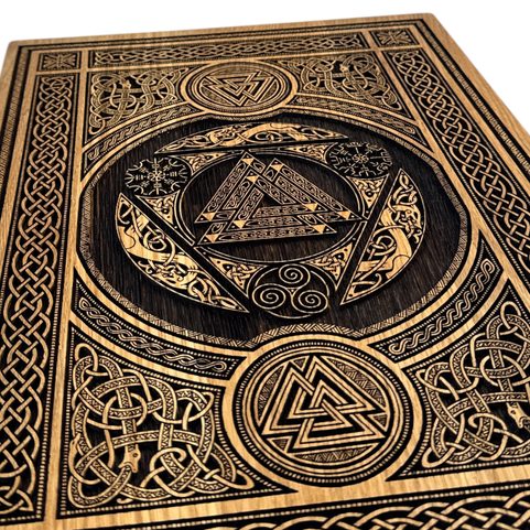 VALKNUT S ORNAMENTY, NÁSTĚNNÁ DEKORACE, DŘEVO 32X44CM
