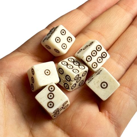 HRACÍ KOSTKY 6 KUSŮ, KOŽENÝ KELÍMEK NA KOSTKY