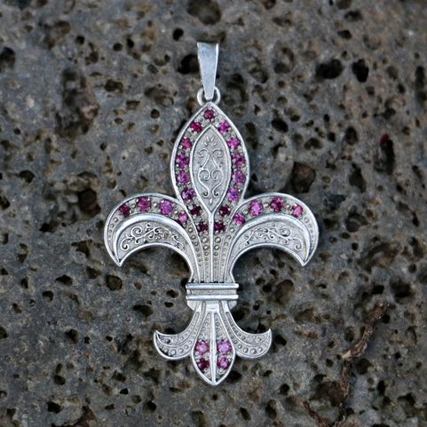 FLEUR DE LIS, STŘÍBRNÝ PŘÍVĚSEK S RUBÍNY, AG 925