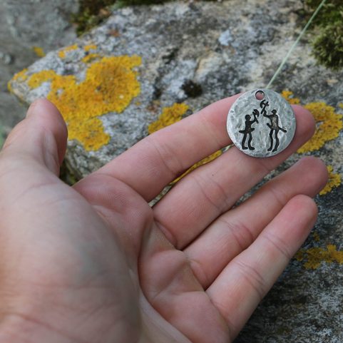 SEKERNÍCI, VÁLEČNICKÝ AMULET, SKALNÍ RYTINA TANUM, ŠVÉDSKO, ZINEK