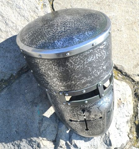 KALOTA, STŘEDOVĚKÁ PŘILBA Z KALENÉHO PLECHU
