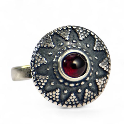 VELKOMORAVSKÝ STŘÍBRNÝ PRSTEN S GRANÁTEM, AG 925