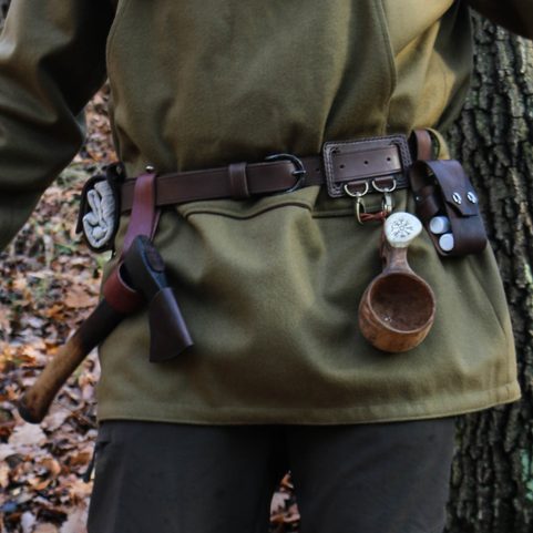 KOŽENÝ OPASEK S KOVANOU SPONOU, SYSTÉM PERUNIKA