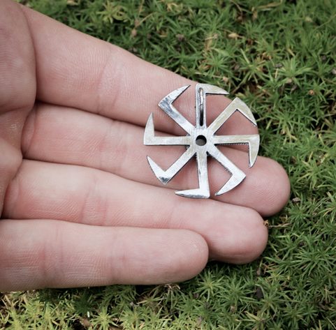 KOLOVRAT - POZLACENÝ STŘÍBRNÝ PŘÍVĚSEK S VLTAVÍNEM, AG 925