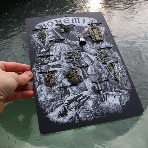 STŘEDOVĚK - AMULETY 12 KUSŮ A PREZENTAČNÍ TABLO , ZVÝHODNĚNÁ SADA