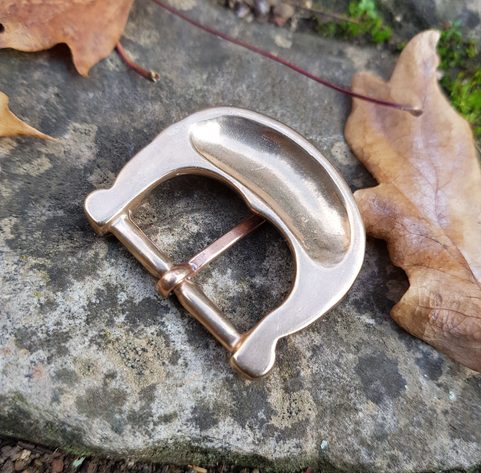 ŽEBROVANÁ STŘEDOVĚKÁ SPONA, BRONZ