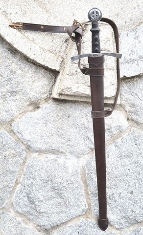 POCHVA NA JEDNORUČNÍ MEČ, KŮŽE, FLEUR DE LIS