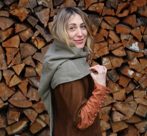 HORNÍ ŠATY - STŘEDOVĚKÝ KOSTÝM, DÁMSKÝ, XIV. STOLETÍ